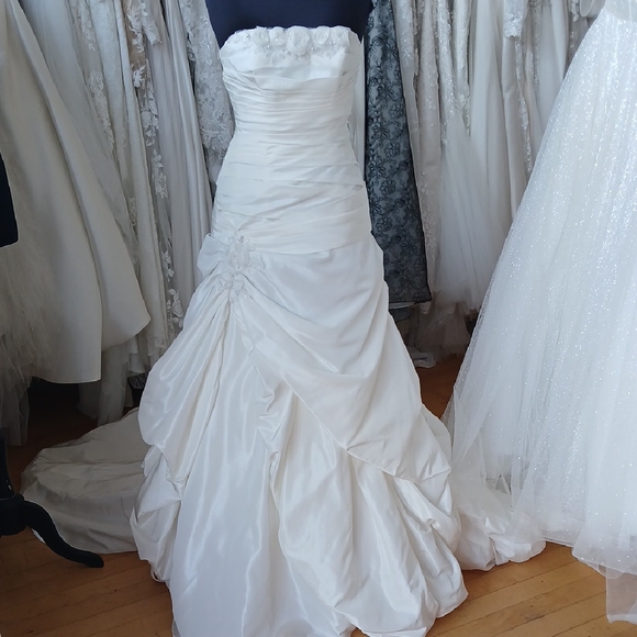 Corset Back Wedding Dress - Picture 1 of 8